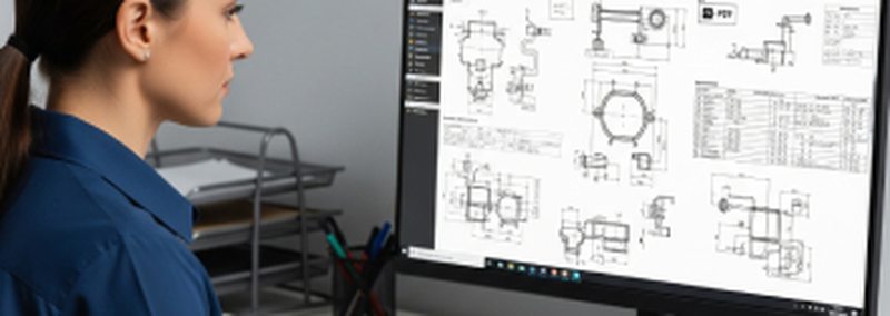 Teknik resim uzerinde calisan muhendis